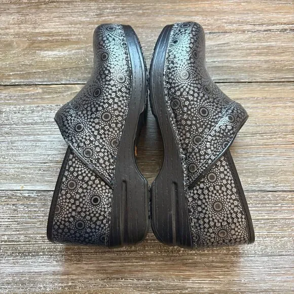 Dansko Women's XP Professional Clog Size 39 Black Gray Medallion Print Comfort - Picture 4 of 6